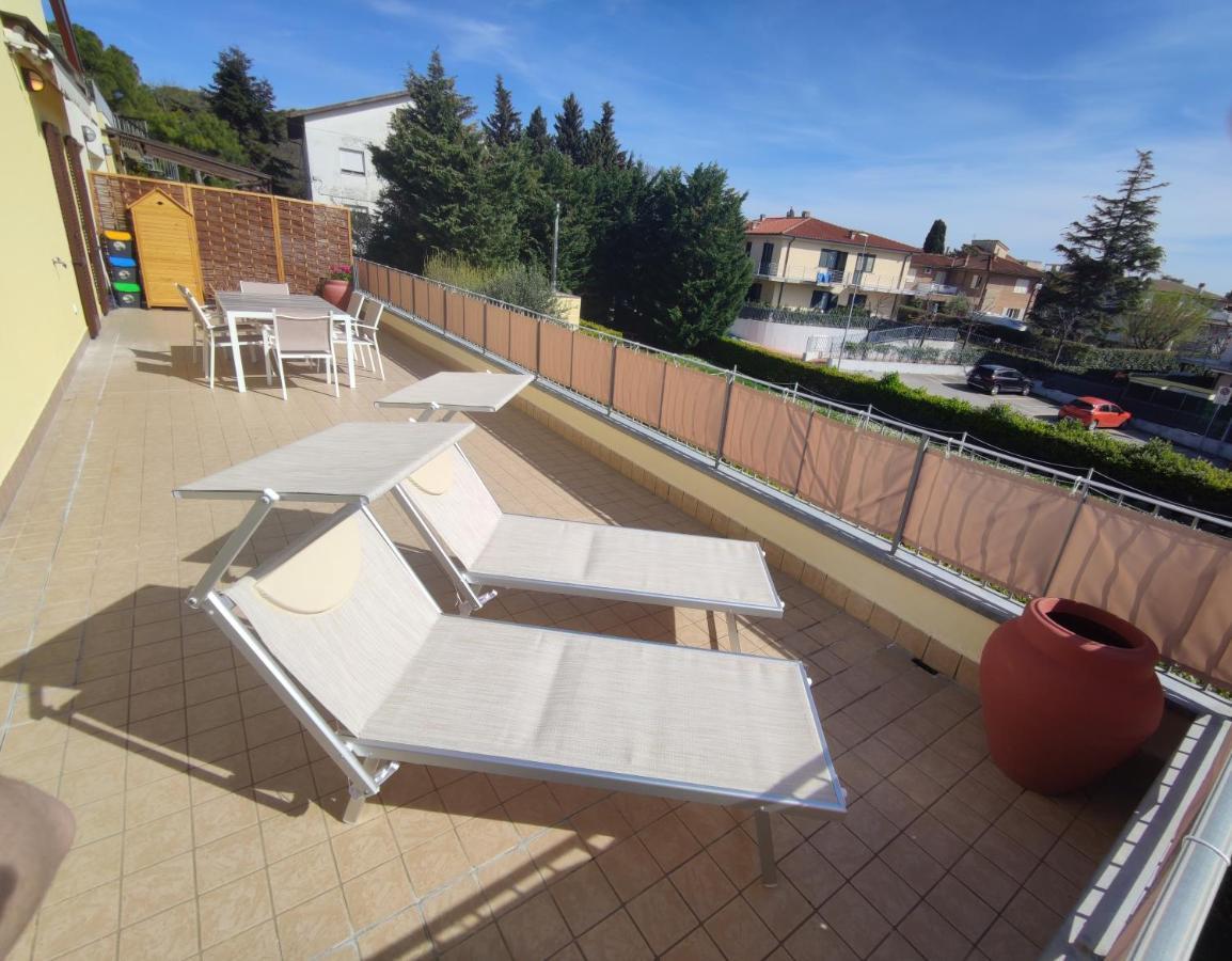 Appartamento L'Azalea - A Due Passi Da Numana Con Grande Terrazzo E Piscina Condominiale Stagionale Сироло Экстерьер фото