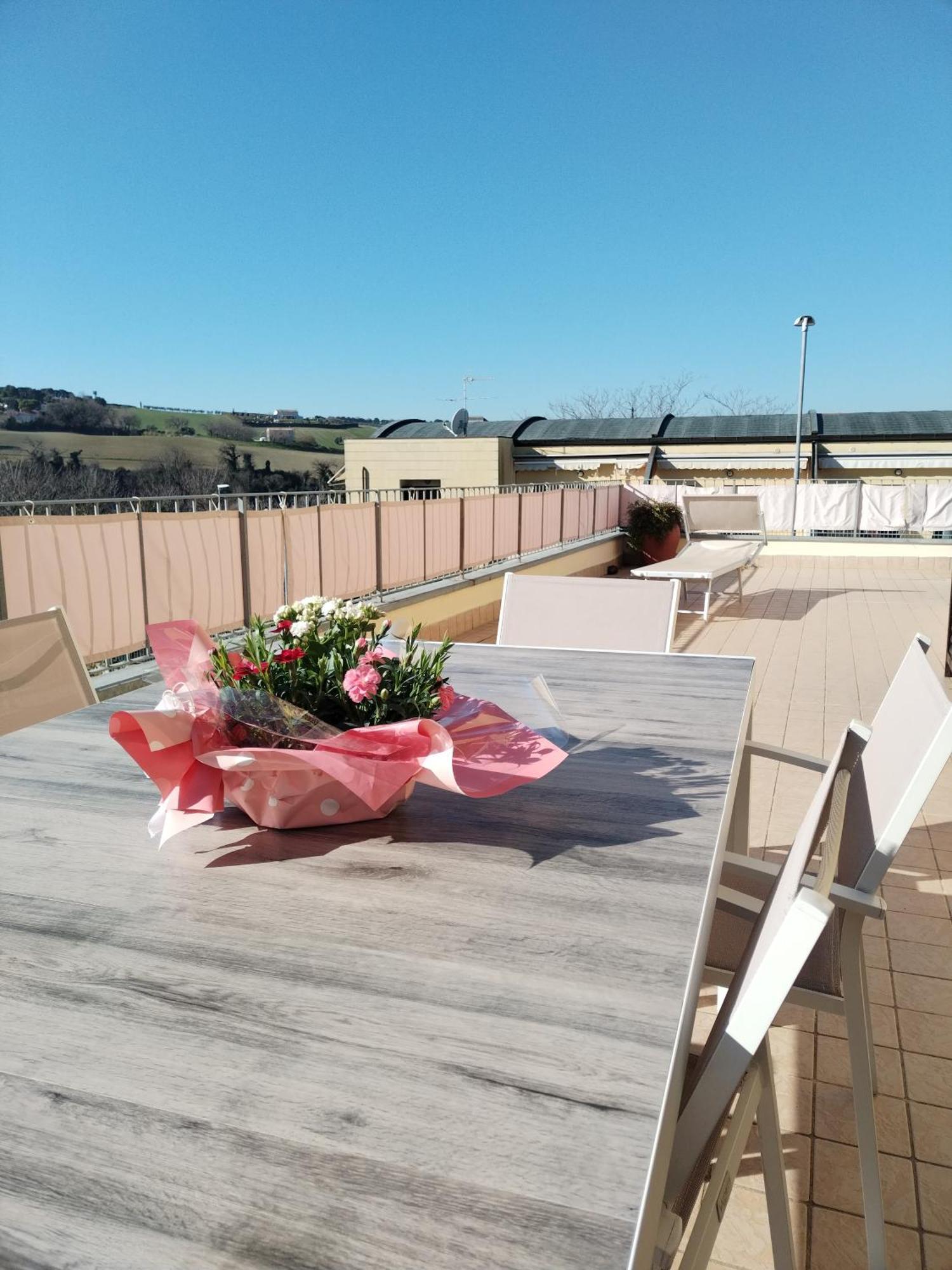 Appartamento L'Azalea - A Due Passi Da Numana Con Grande Terrazzo E Piscina Condominiale Stagionale Сироло Экстерьер фото